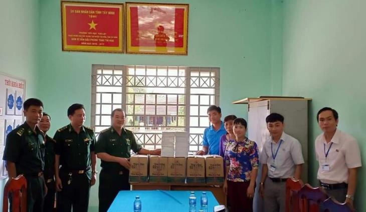 Bộ chỉ huy biên phòng tỉnh Tây Ninh tặng quà cho học sinh trường tiểu học Tân Lập.