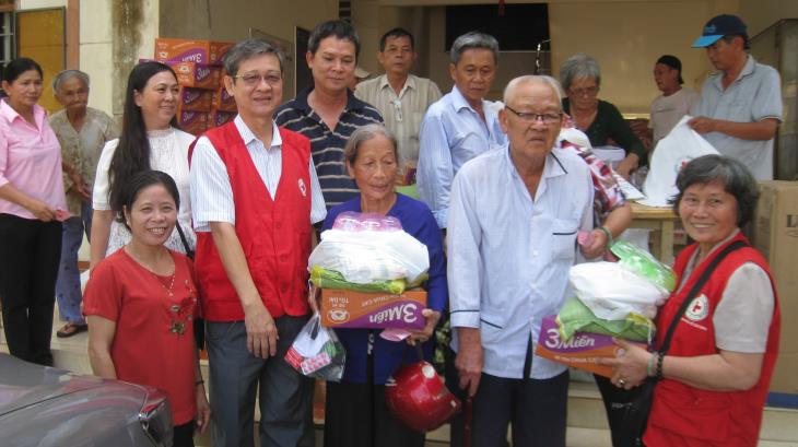 Khám bệnh, tặng quà cho người nghèo xã Tân Bình, huyện Tân Biên