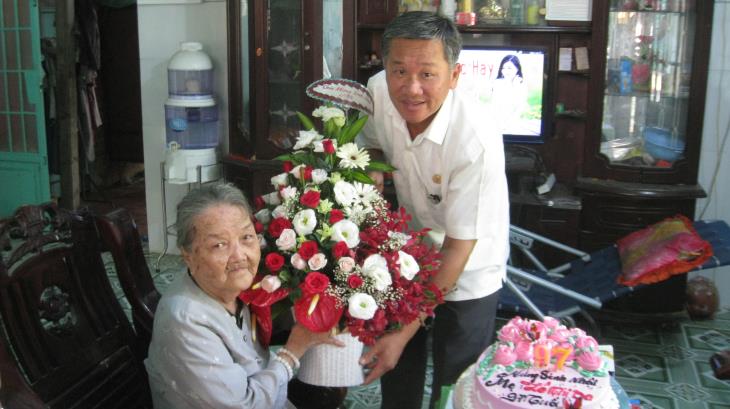  Bí thư Huyện ủy Tân Biên thăm, chúc mừng sinh nhật các mẹ VNAH