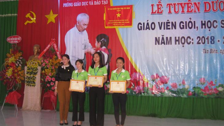 Tân Biên: Tuyên dương giáo viên và học sinh giỏi năm học 2018-2019.