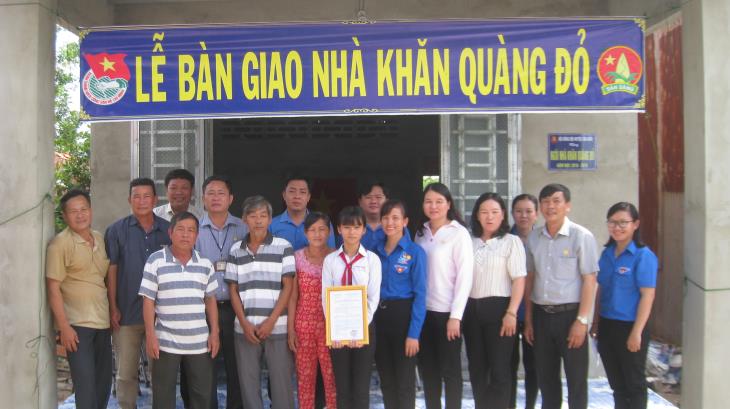 Huyện đoàn Tân Biên Bàn giao nhà khăn quàng đỏ cho học sinh xã Thạnh Bình.