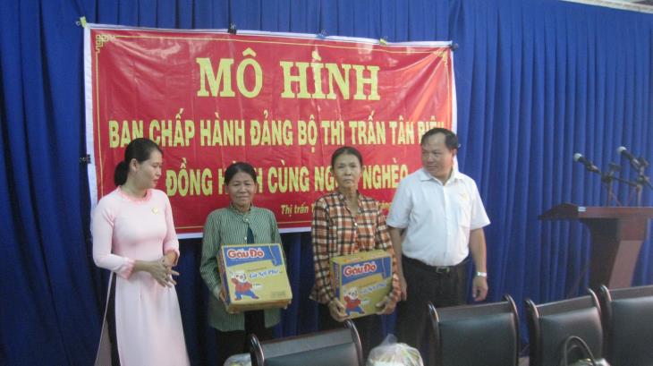 Ban chấp hành Đảng bộ thị trấn Tân Biên tặng quà đồng hành cùng hộ nghèo đợt 1 năm 2019