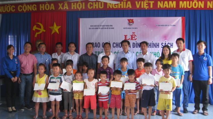  Học viện chính trị quốc gia thành phố Hồ Chí Minh tặng quà cho đối tượng chính sách và học sinh nghèo huyện Tân Biên
