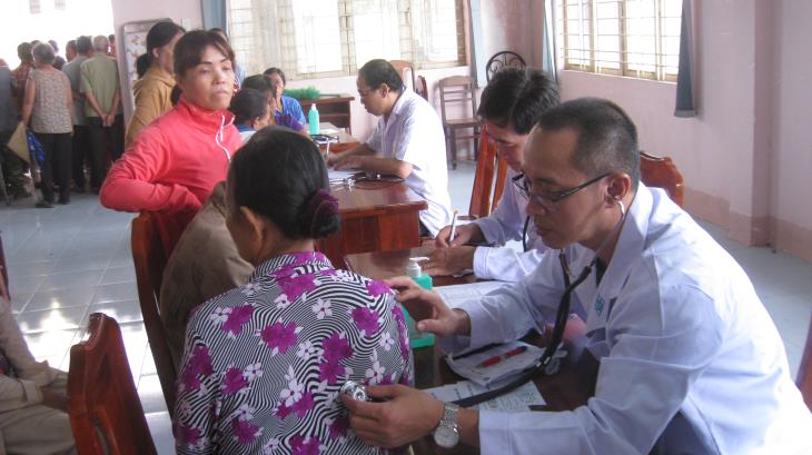 Khám, cấp thuốc điều trị bệnh miễn phí và tặng quà cho người nghèo xã Thạnh Bắc