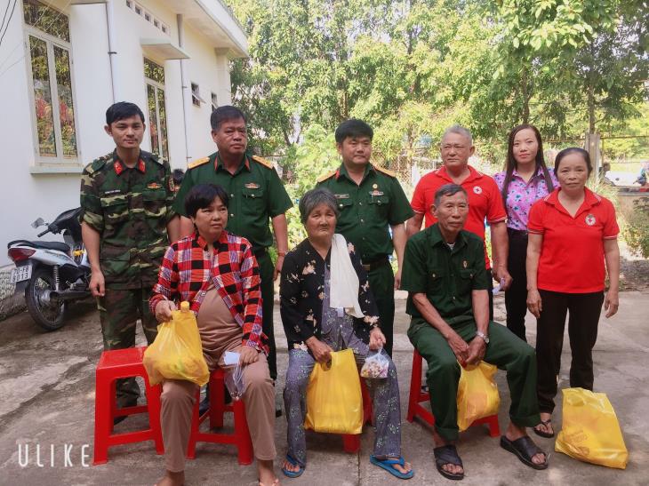 Bộ chỉ huy quân sự tỉnh Tây Ninh khám bệnh, tặng quà cho hộ nghèo huyện Tân Biên