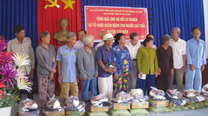 Tân Biên: Trao quà cho Việt kiều Campuchia hồi hương về nước.