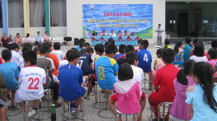  Tân Biên: Khai mạc lớp dạy bơi lội và phòng chống đuối nước miễn phí học sinh năm 2019