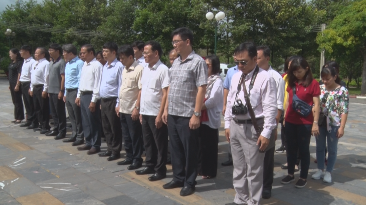 Đoàn công tác Văn phòng Trung ương Đảng Viếng nghĩa trang liệt sỹ quốc gia (đồi 82) huyện Tân Biên