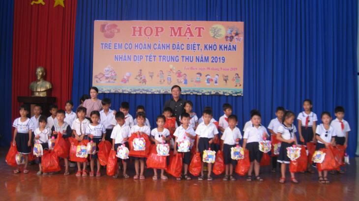       Tân Biên: Họp mặt, tặng quà tết trung thu cho trẻ em năm 2018