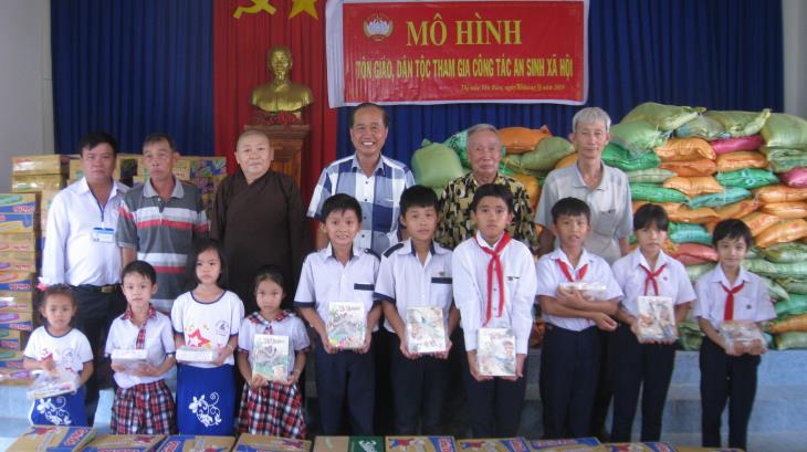  Trấn Tân Biên trao 160 phần quà cho học sinh nghèo, học sinh có hoàn cảnh khó khăn