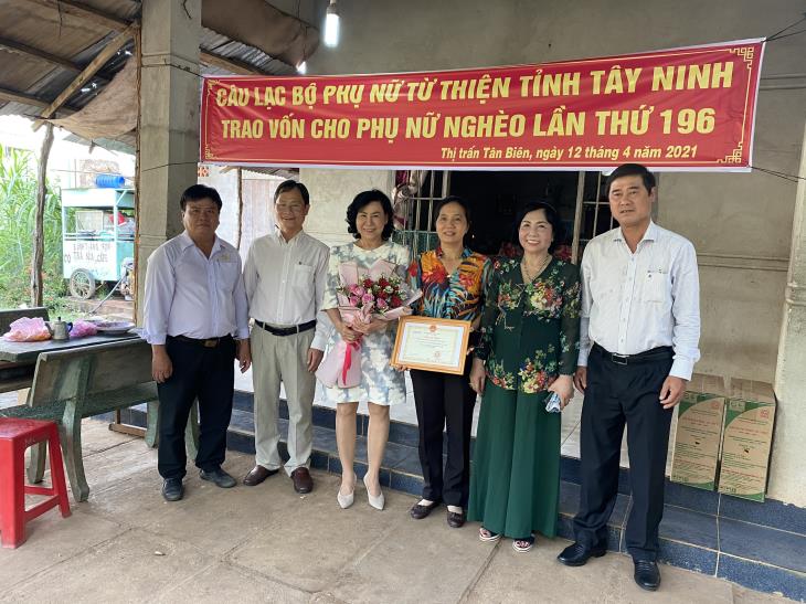 Phó Chủ tịch UBND tỉnh trao bò giống sinh sản cho hội viên phụ nữ có hoàn cảnh khó khăn huyện Tân Biên