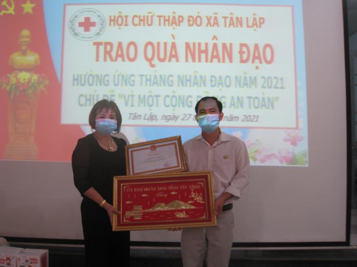 Tân Biên: Trao tặng quà nhân đạo 