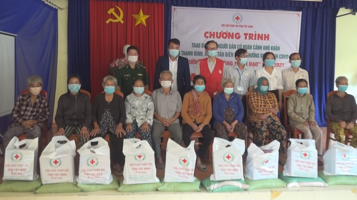 Hội Chữ thập đỏ tỉnh Tây Ninh trao 200 phần quà cho người dân có hoàn cảnh khó khăn huyện Tân Biên do ảnh hưởng dịch bệnh covid 19