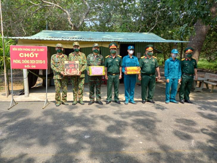 Bộ chỉ huy quân sự tỉnh thăm, tặng quà các chốt kiểm dịch trên tuyến biên giới huyện Tân Biên.