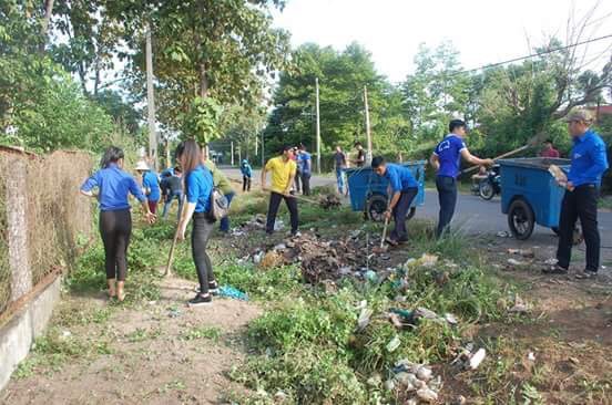 Các bạn đoàn viên ra quân thu gom rác thải dọc tuyến đuờng.JPG