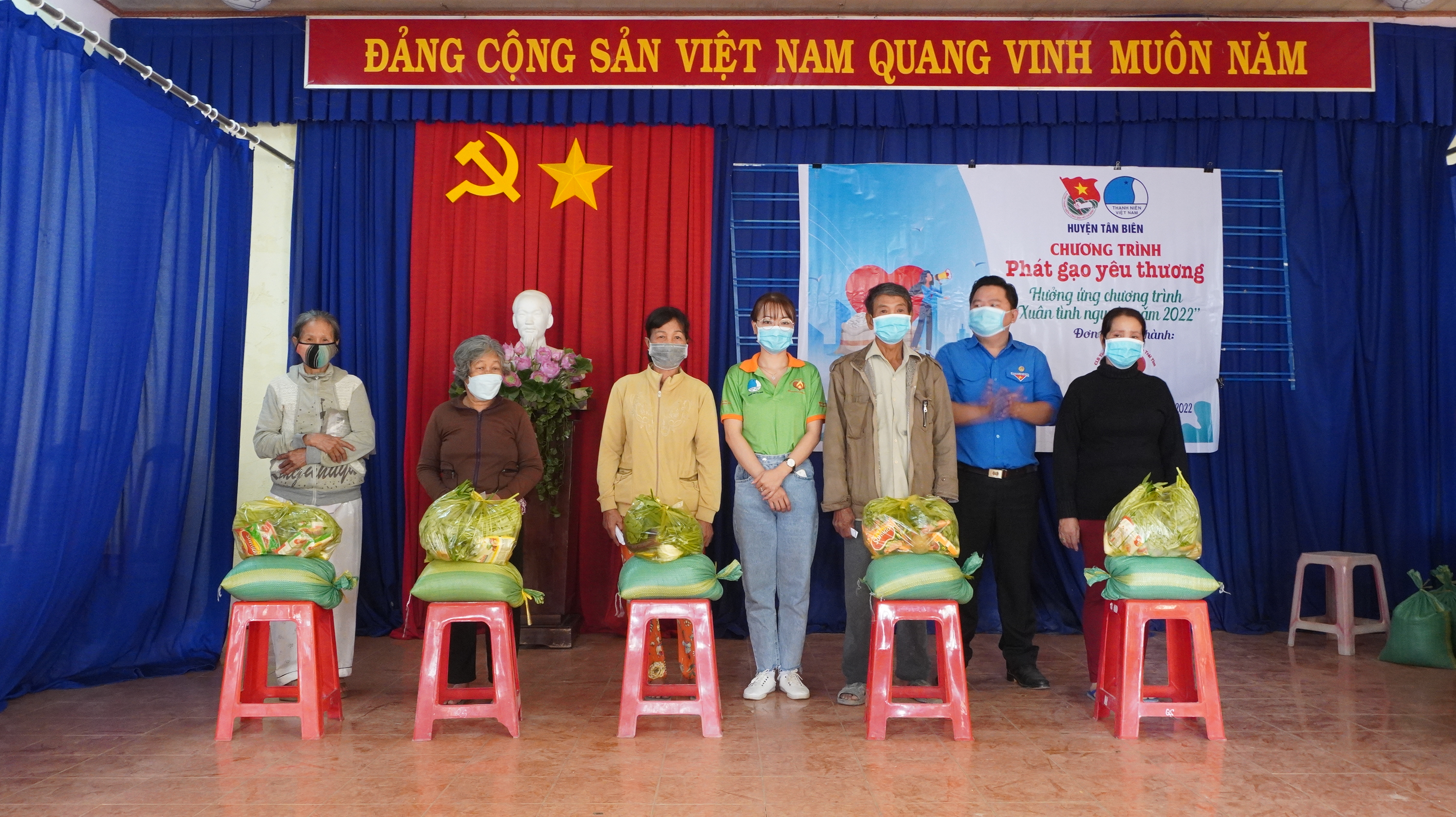 Huyện đoàn cùng đại diện CLB ngọn lửa trái tim trao quà cho hộ nghèo tại xã Thạnh Bình.JPG