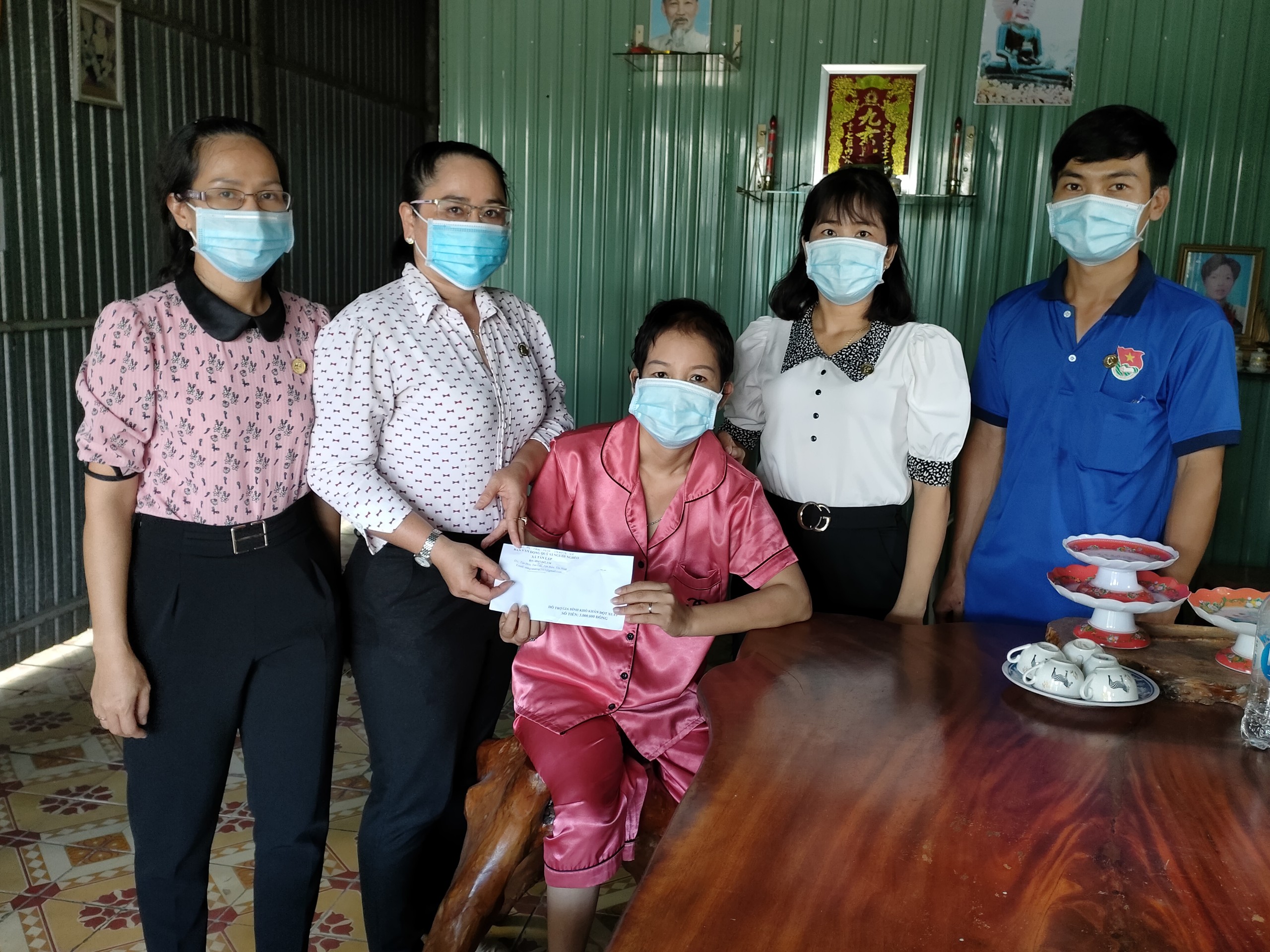 MTTQVN xã Tân Lập trao tiền hỗ trợ cho chị Nguyễn Thị Liên.jpg