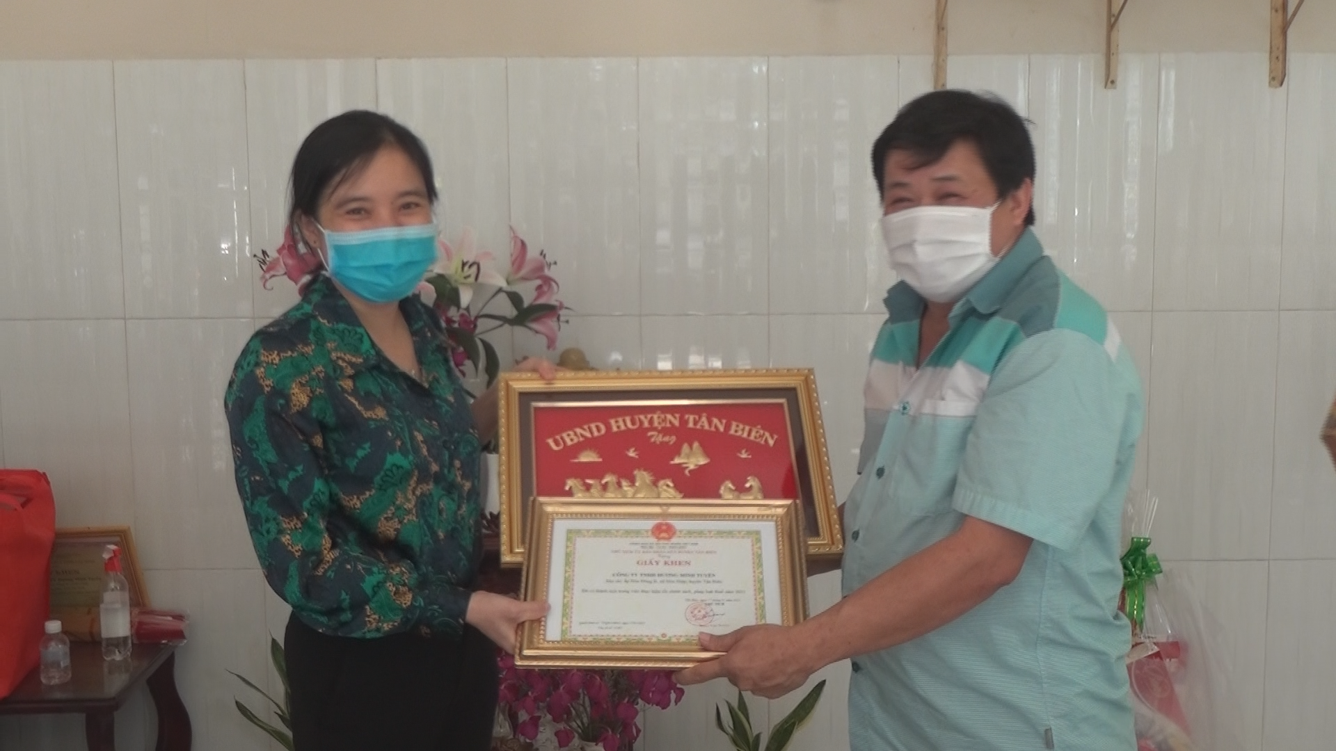 trao tặng giấy khen của UBND Huyện tại công ty TNHH Dương Minh Tuyền.bmp