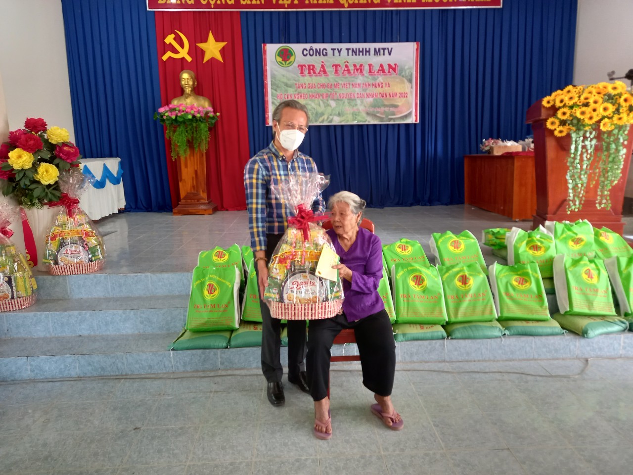 Ông Nguyễn thế Tân- PGĐ Công ty  trao tặng quà cho Mẹ VNAH Phan Thị Hợi.jpg