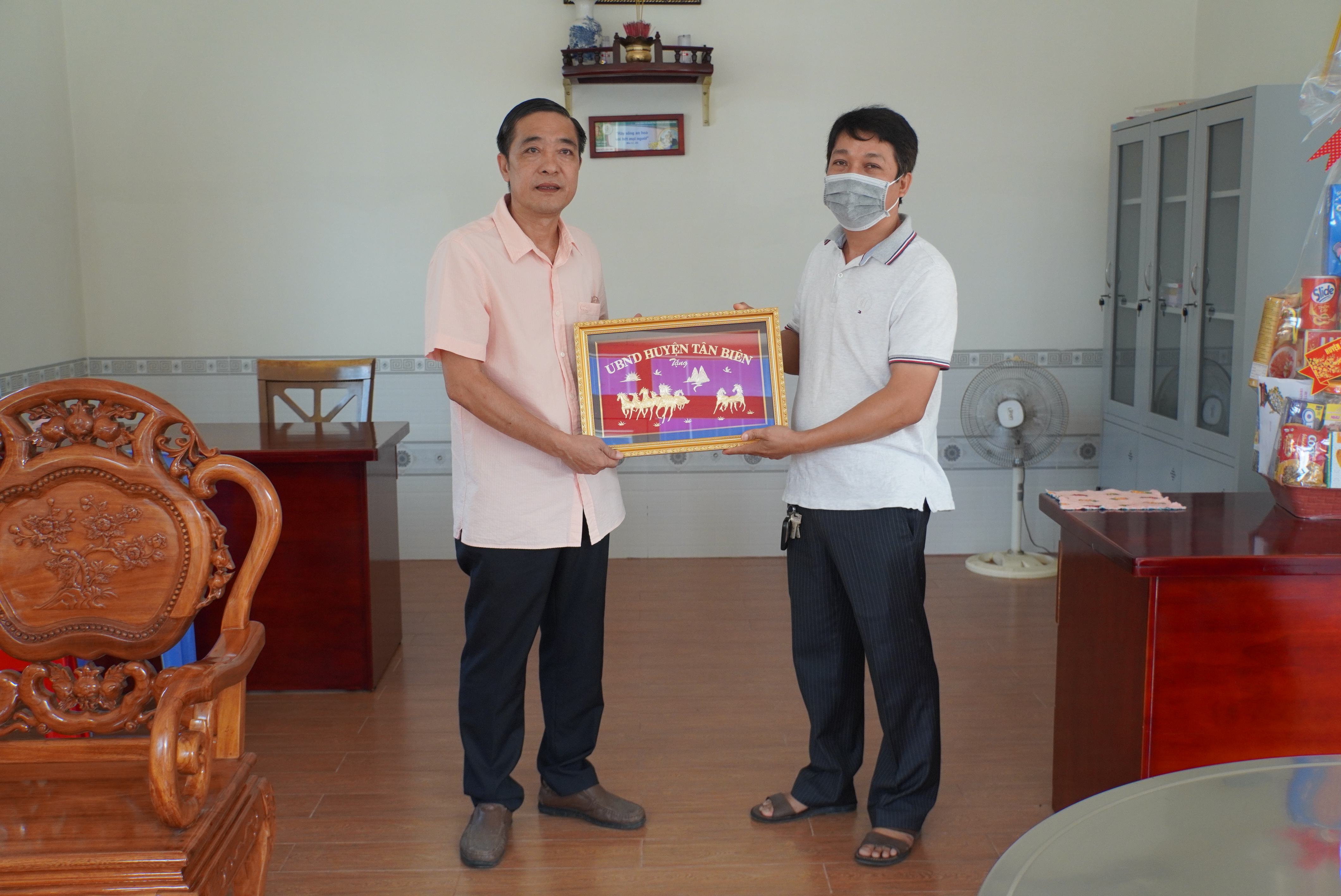 ông Đặng Văn Nghĩa trao quà Lưu niệm cho Công ty TNHH gỗ Chí Hiền ngụ khu phố 5 thị trấn Tân Biên.JPG