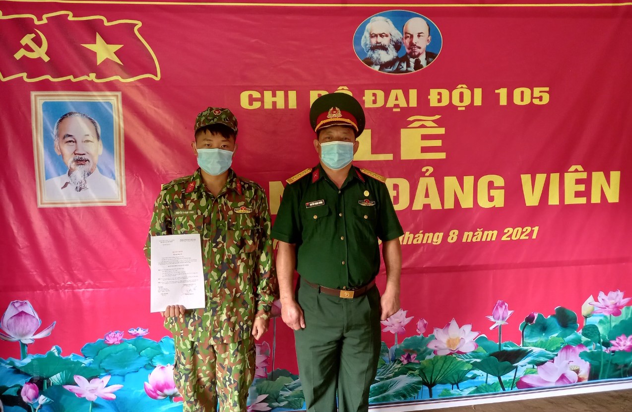 Đảng viên Nguyễn Thành Vinh nhận Quyết định kết nạp đảng.jpg