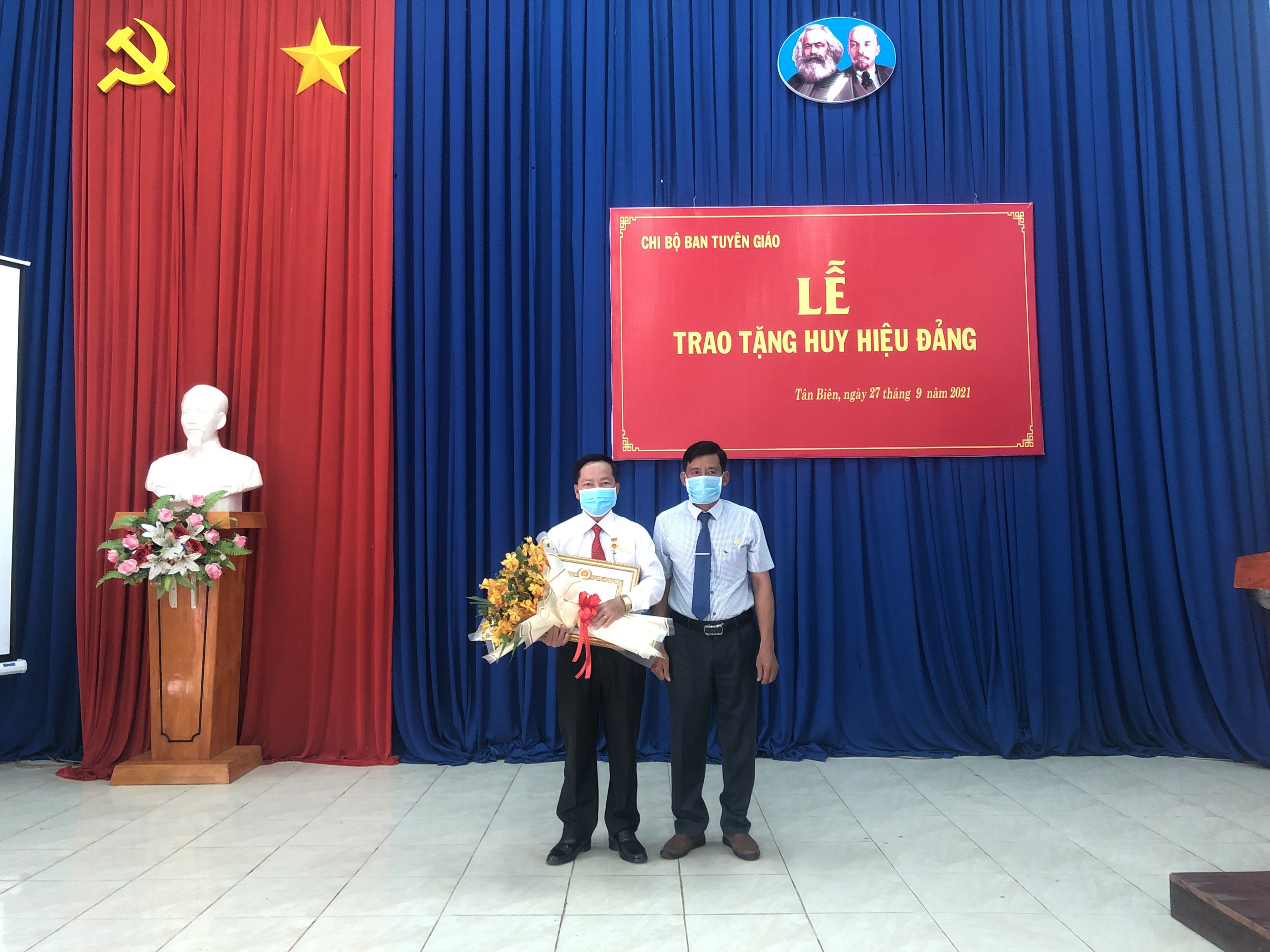 Đồng chí Huỳnh Minh Lý PBT thường trực Huyện ủy trao Huy hiệu 30 tuổi Đảng cho Đảng viên Võ Canh Nông.jpg