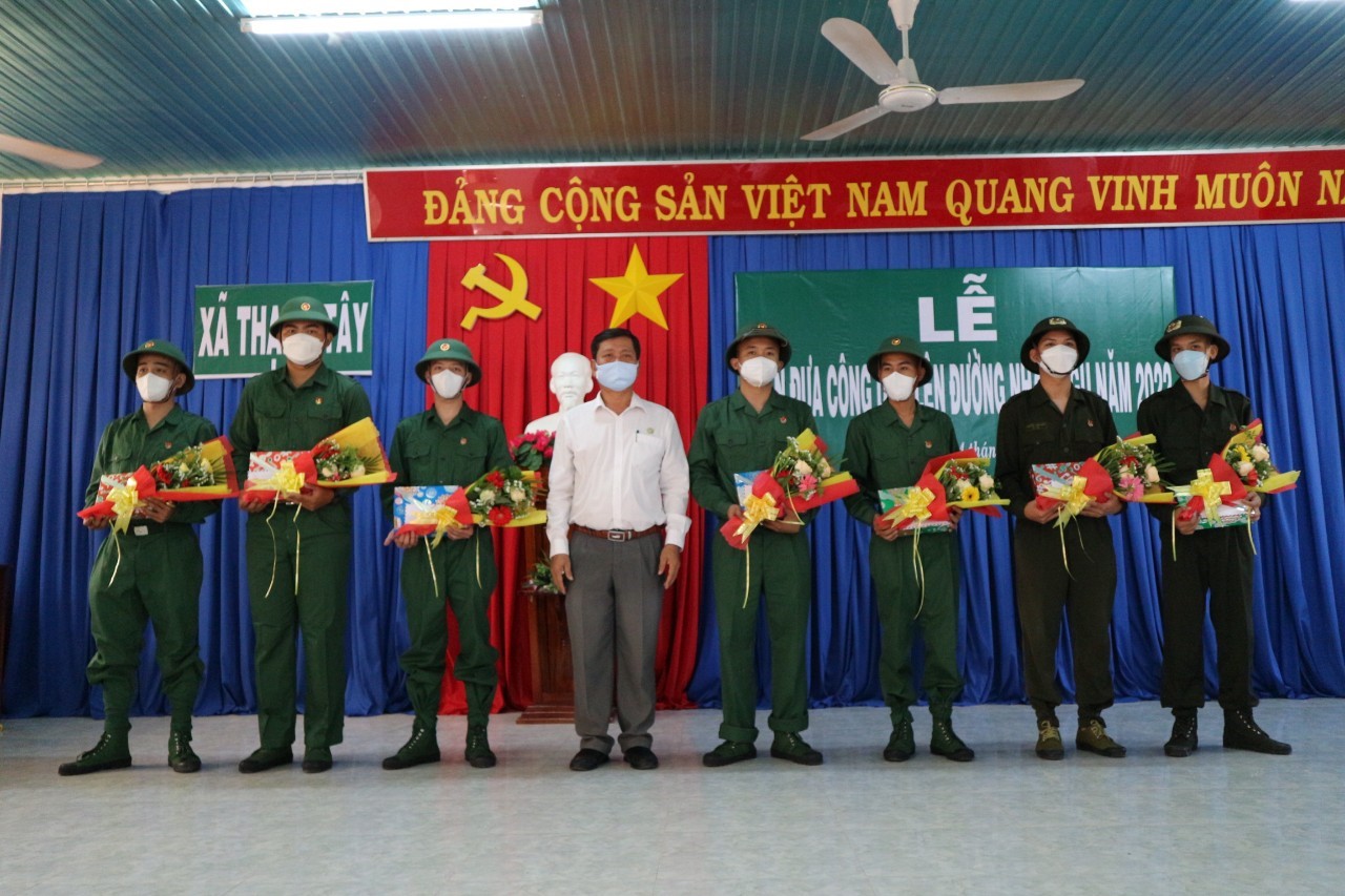 Đồng chí Nguyễn Ngọc Trỗi, uỷ viên ban thường vụ Huyện uỷ - PCT UBND  Huyện tặng hoa cho các công dân nhập ngũ.jpg