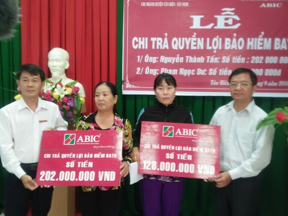 đại hiện công ty cổ phần bảo hiểm ABIC và ngân hàng Agribank huyện Tân Biên chi trả tiền bảo hiểm cho hai thân nhân.JPG