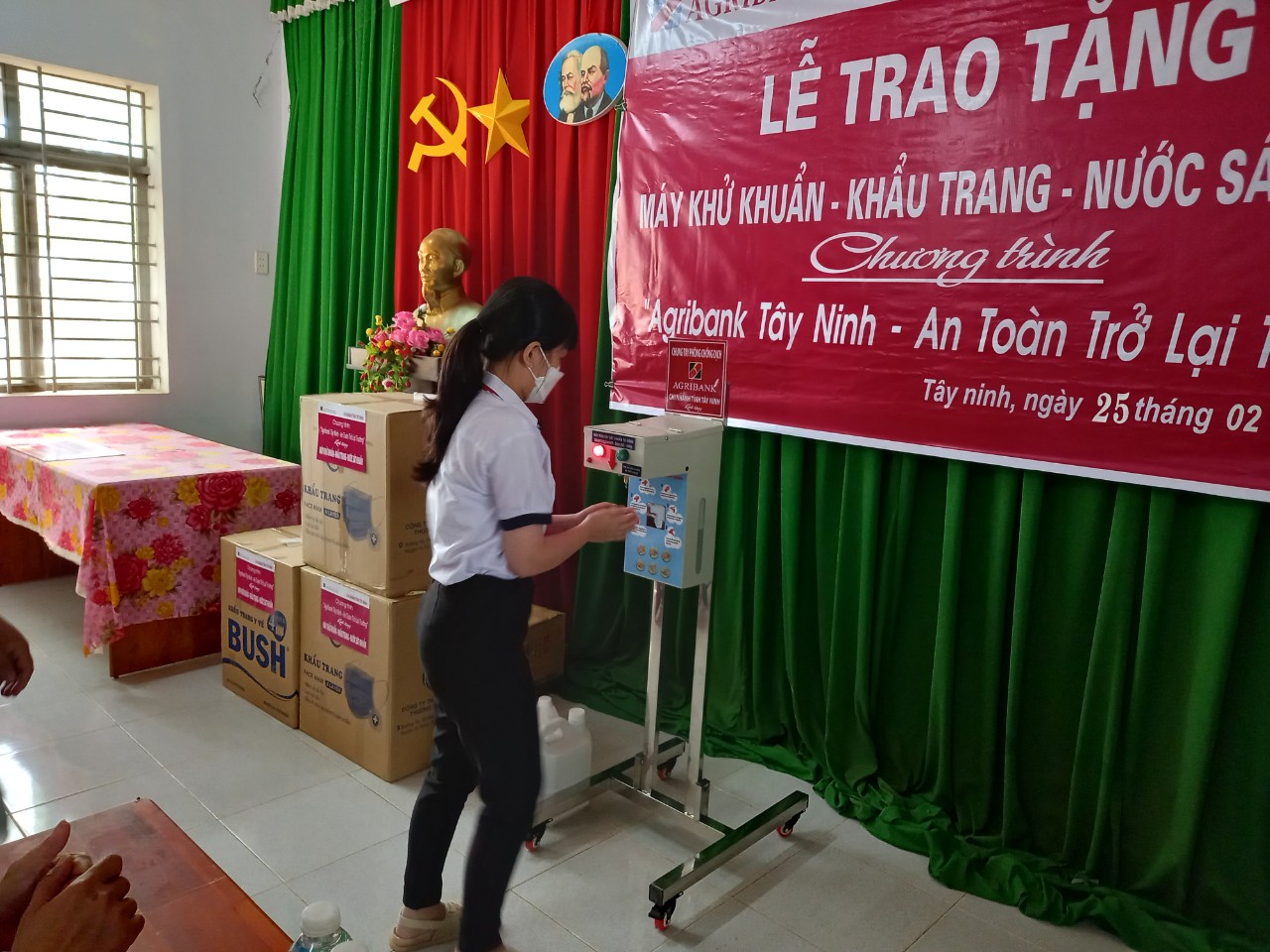 Ảnh Em học sinh Trường THCS Tân Phong thực hiện sát khuẩn tay tại máy vừa được trao tặng.jpg