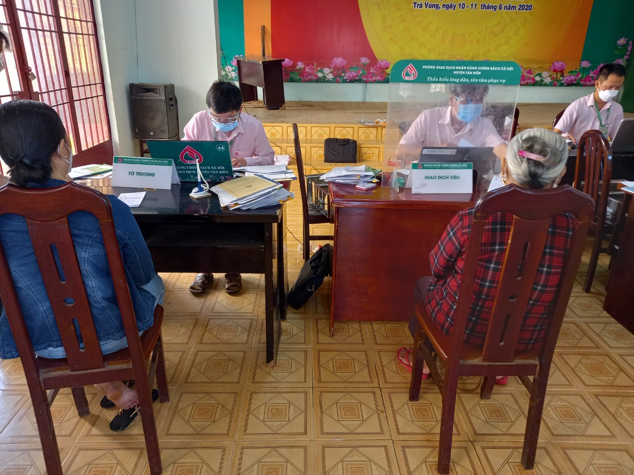 Ảnh Quan cảnh NHCSXH huyện đang giải ngân cho các tổ vay vốn ưu đãi của Phụ nữ- HND tại xã Trà Vong.jpg