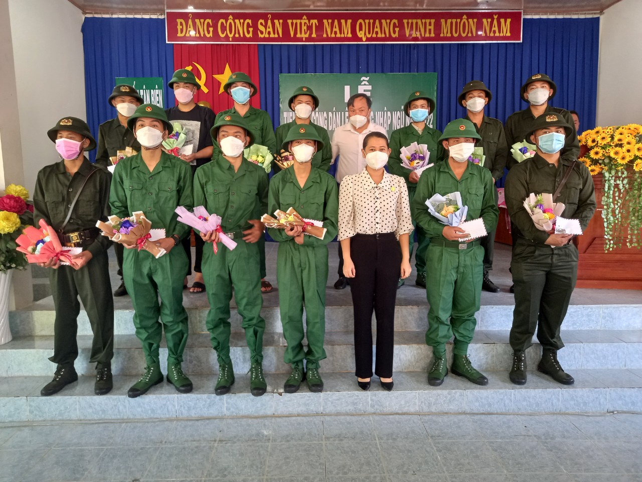 Ảnh các vị lãnh đạo thị trấn Tân Biên tặng hoa và Qua cho các thanh niên.jpg