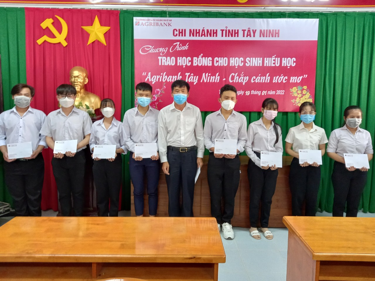 Ảnh Ông Hồ Văn Đụng- GĐ Agribank chi nhánh Tân Biên trao tặng học bổng cho học sinh Trường THPT Trần Phú.jpg