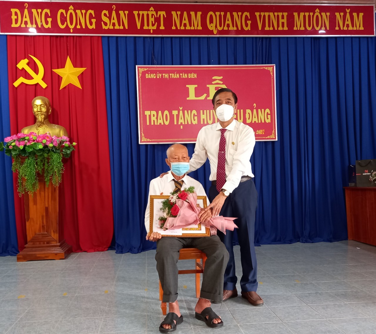 Ảnh ông Đặng Văn Nghĩa- Phó Bí thư Huyện ủy- Chủ tịch UBND huyện trao Huy hiệu 55 tuổi Đảng cho đồng chí Lê Xuân Phán.jpg
