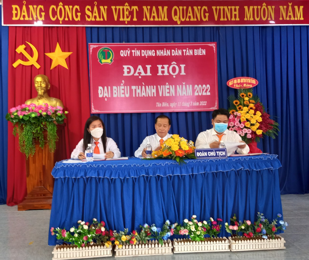 Ảnh Đoàn chủ tịch điều hành Đại hội thành viên QTDND Tân Biên.jpg