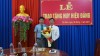 Phó Chủ tịch thường trực UBND huyện Tân Biên nhận huy hiệu 30 năm tuổi đảng.