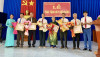 Bí thư huyện ủy Tân Biên Thành Từ Dũ trao huy hiệu Đảng cho 6 đảng viên thuộc Đảng bộ thị trấn Tân Biên