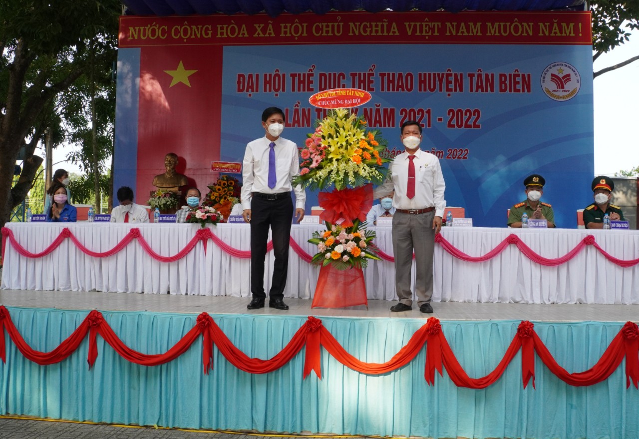 Ảnh ông Lê Quang Chánh   PGĐ Sở VHTT và Du lịch tỉnh Tây Ninh tặng hoa chúc mừng Đại Hội