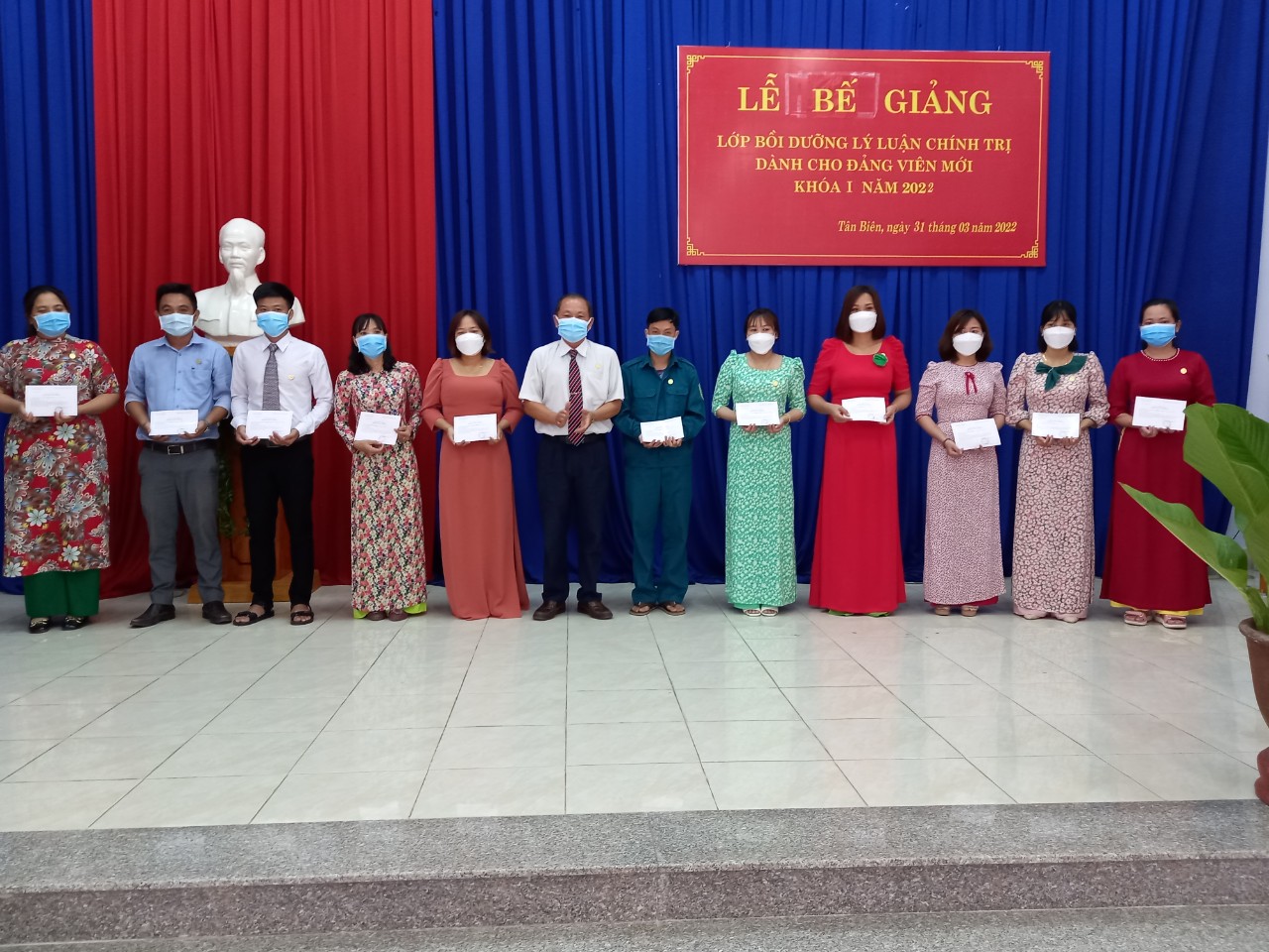 Ảnh ông Trần Văn Ghe  HUV Phó trưởng Ban Tuyên giáo Huyện ủy trao giấy chứng nhận cuối khóa học