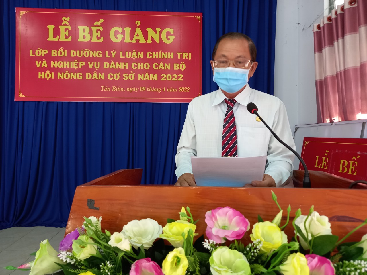 Hình ông Trần Văn Ghe Phó trưởng Ban Tuyên giáo Huyện ủy phát biểu bế giảng lớp học