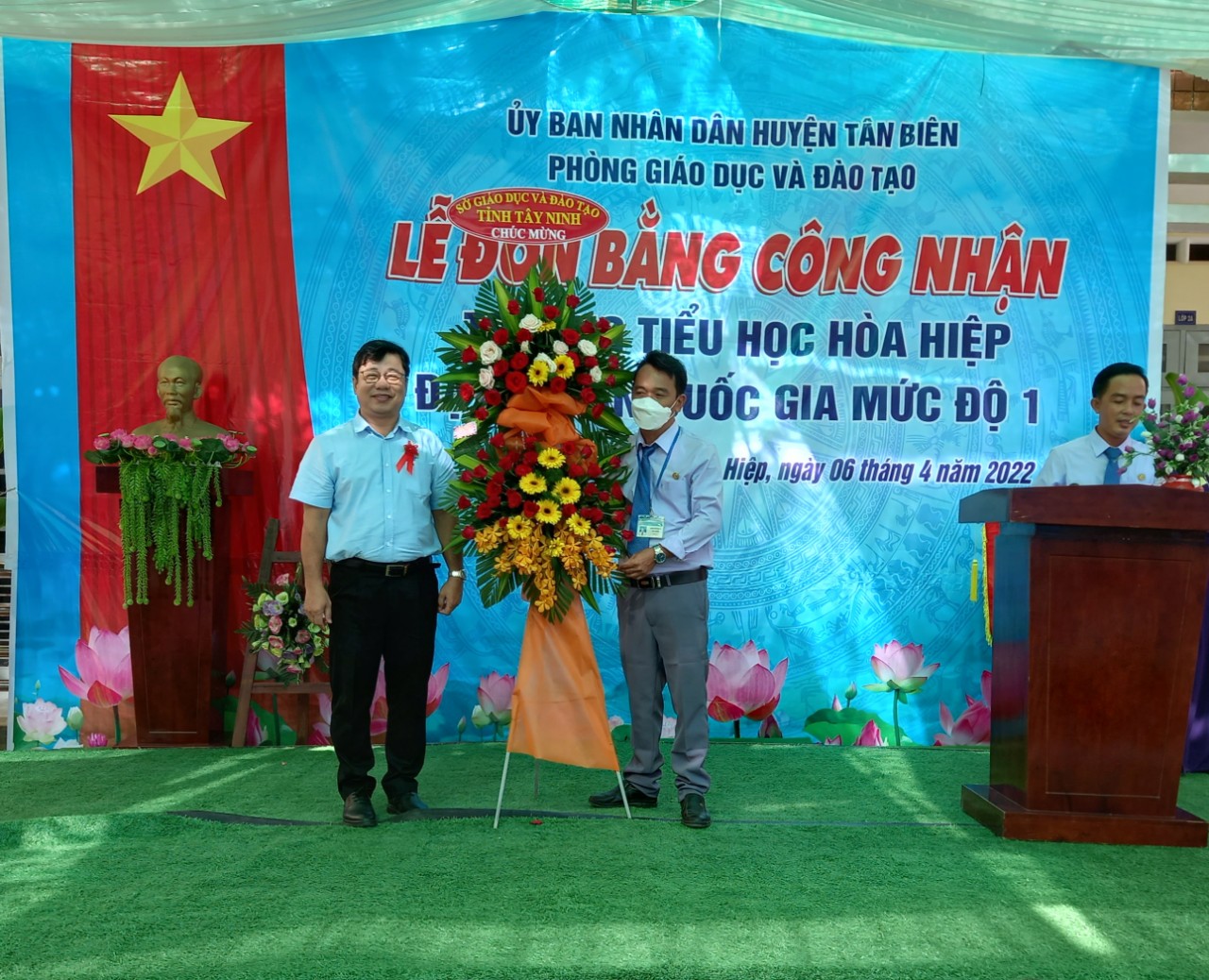 Ông Bùi Tuấn Hải   PGĐ Sở giáo dục và Đào tạo tỉnh Tây Ninh tặng hoa chúc mừng trường Tiểu học Hòa Hiệp