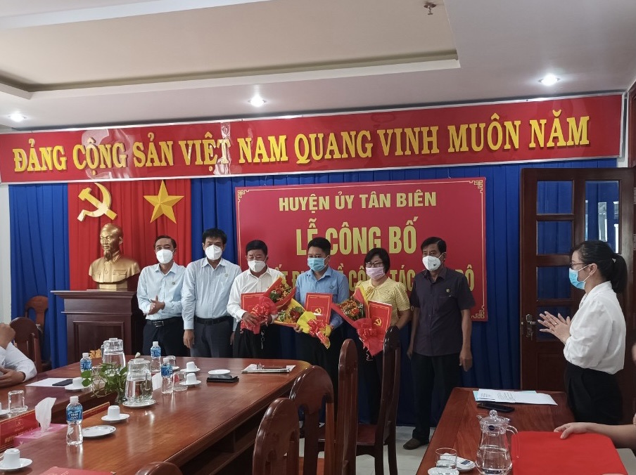 Tân Biên Công bố quyết định của Huyện uỷ Tân Biên về công tác cán bộ