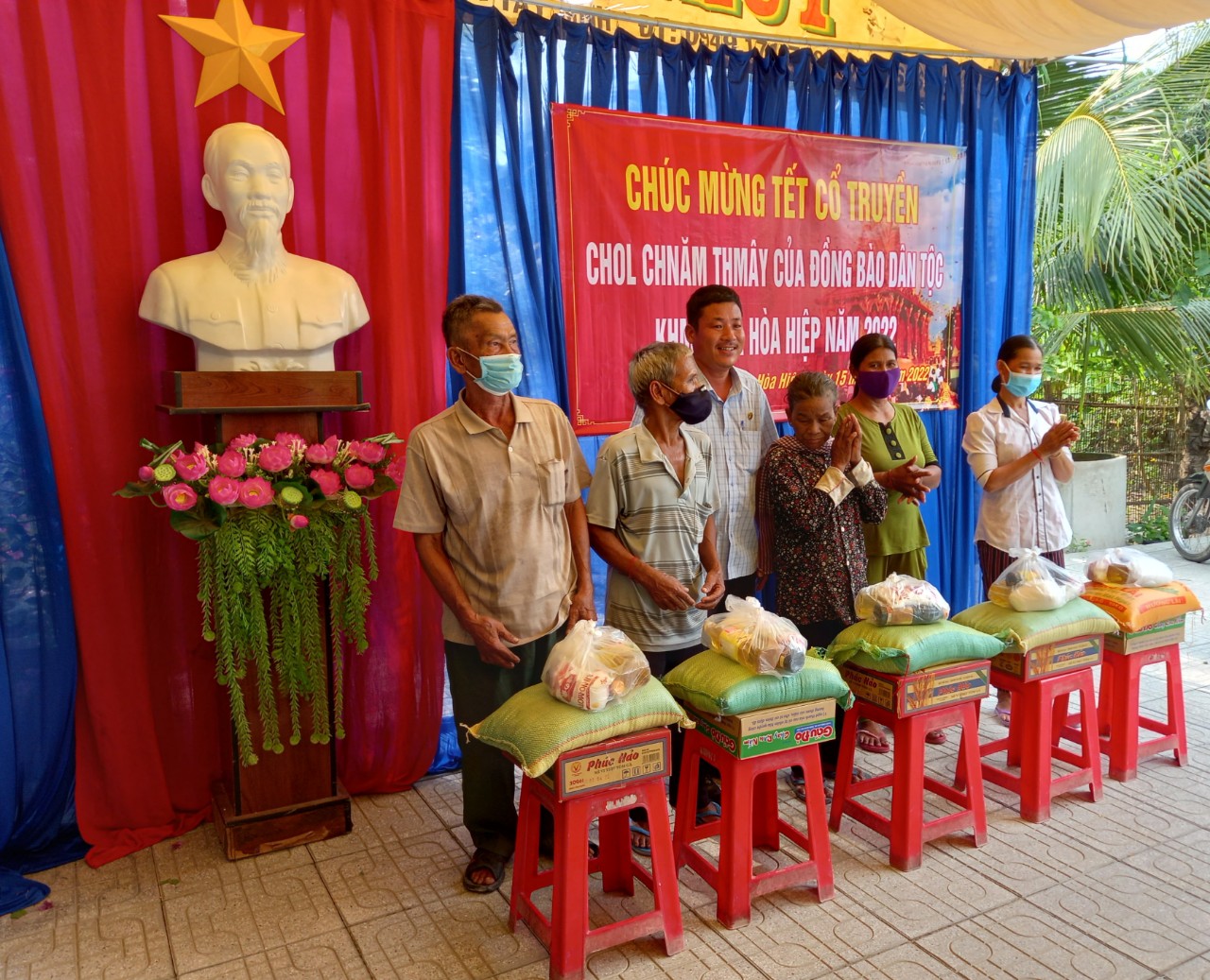 Ảnh Lãnh đạo xã Hòa Hiệp trao quà cho các hộ Khmer khó khăn