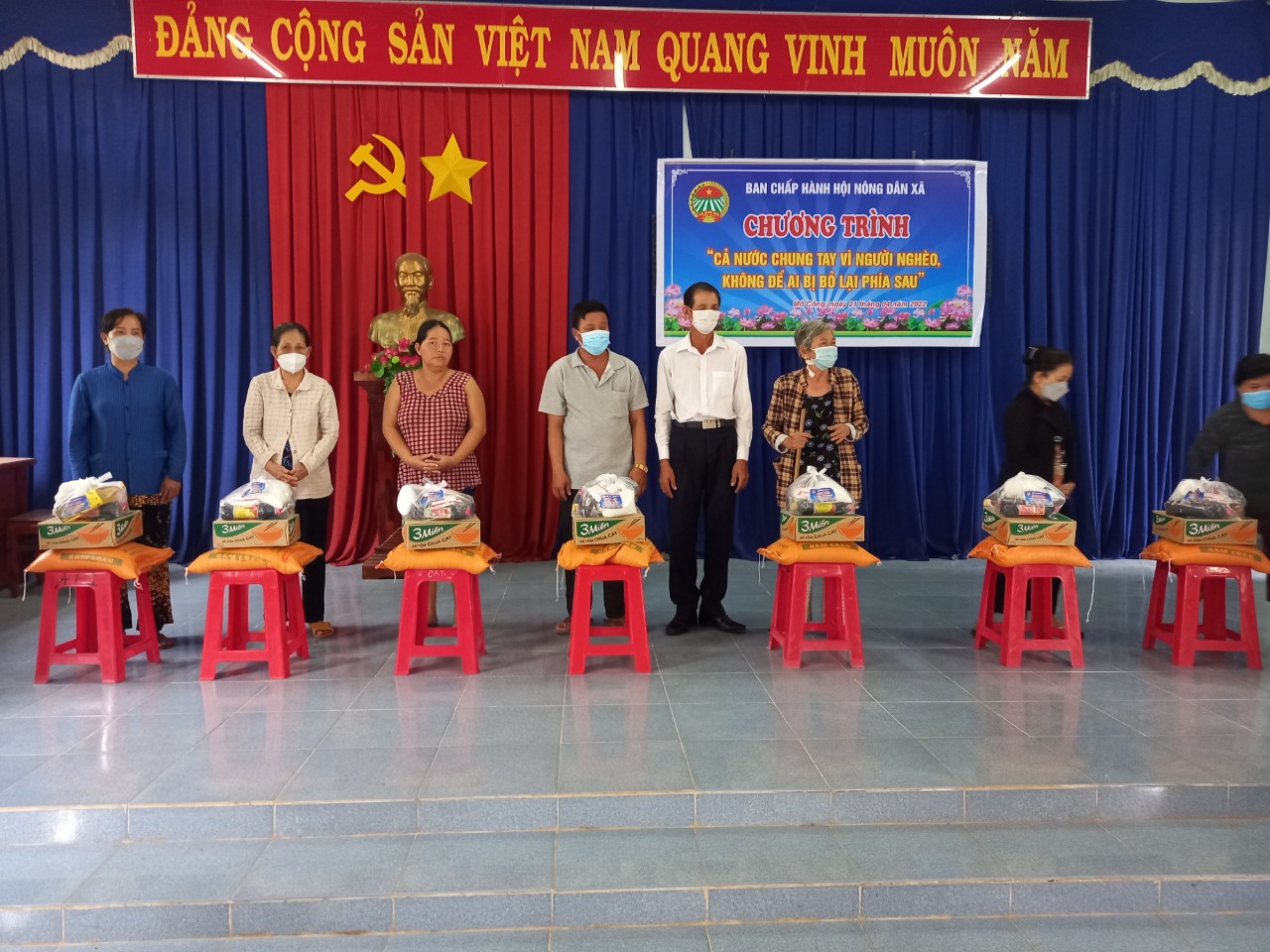 Hình Ông Trần Văn Hận  Chủ tịch Hội nông dân tỉnh Tây Ninh trao tặng quà cho hội viên có hoàn cảnh khó khăn