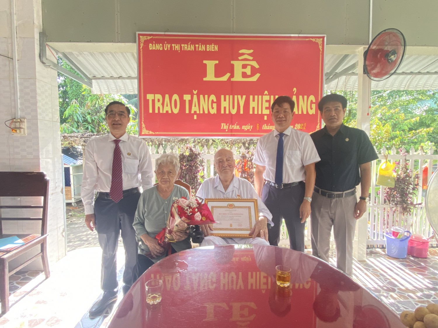 Phó Bí thư Tỉnh uỷ Nguyễn Mạnh Hùng: Trao Huy hiệu 75 tuổi Đảng cho nguyên Bí thư Huyện uỷ Tân Biên