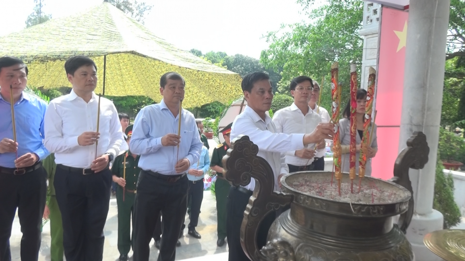 Đoàn cán bộ Thành Phố Hải Phòng Viếng nghĩa trang liệt sĩ Đồi 82 Tân Biên