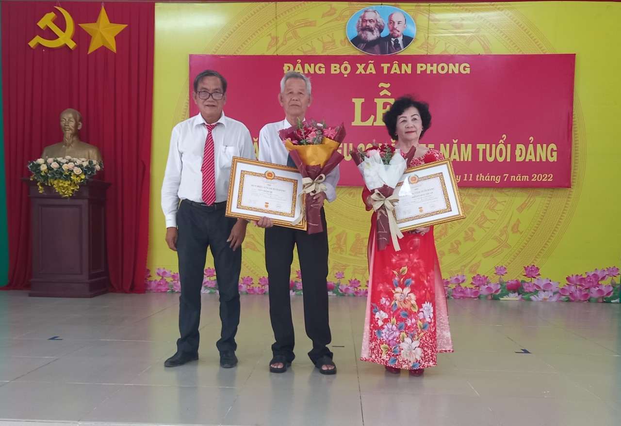 Tân Biên trao tặng Huy Hiệu  55  và 30 năm tuổi Đảng cho đảng viên xã Tân Phong huyện Tân Biên