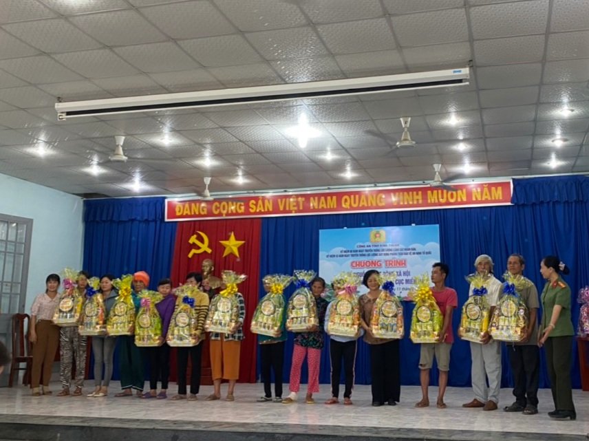 Công an tỉnh Bình Thuận tặng quà tại xã Tân Lập