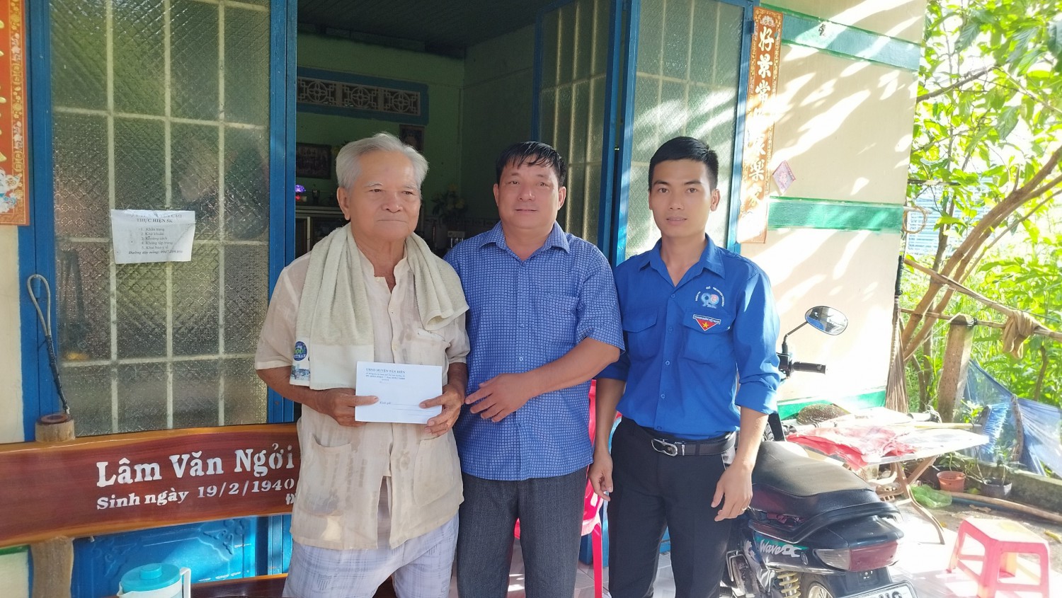 UBND huyện Tân Biên trao tặng quà tại xã Tân Lập.
