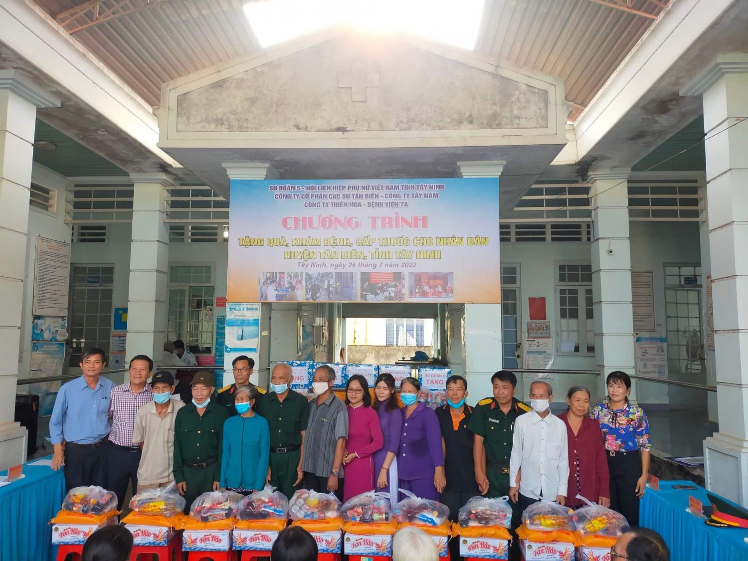 Chương trình tặng quà, khám bệnh,  cấp thuốc miễn phí cho nhân dân xã Tân Lập.
