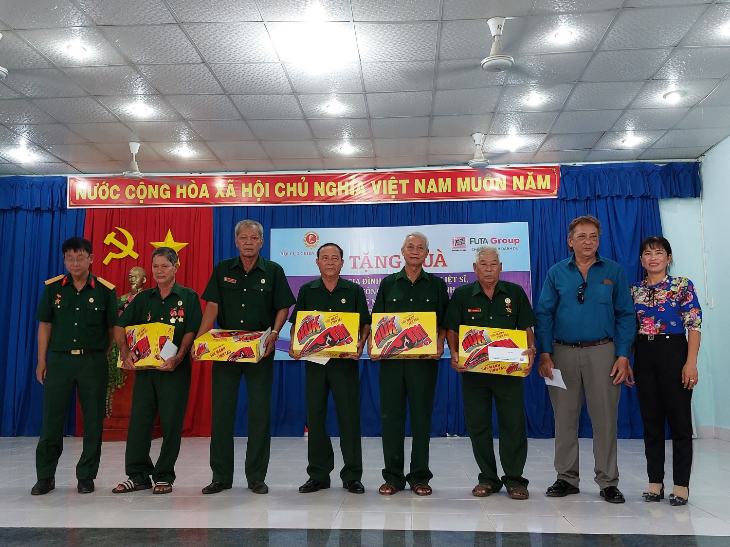 Hội Cựu chiến binh thông tấn xã Việt Nam trao tặng  quà cho hộ gia đình thương binh, bệnh binh,  người có công trên địa bàn xã Tân Lập.